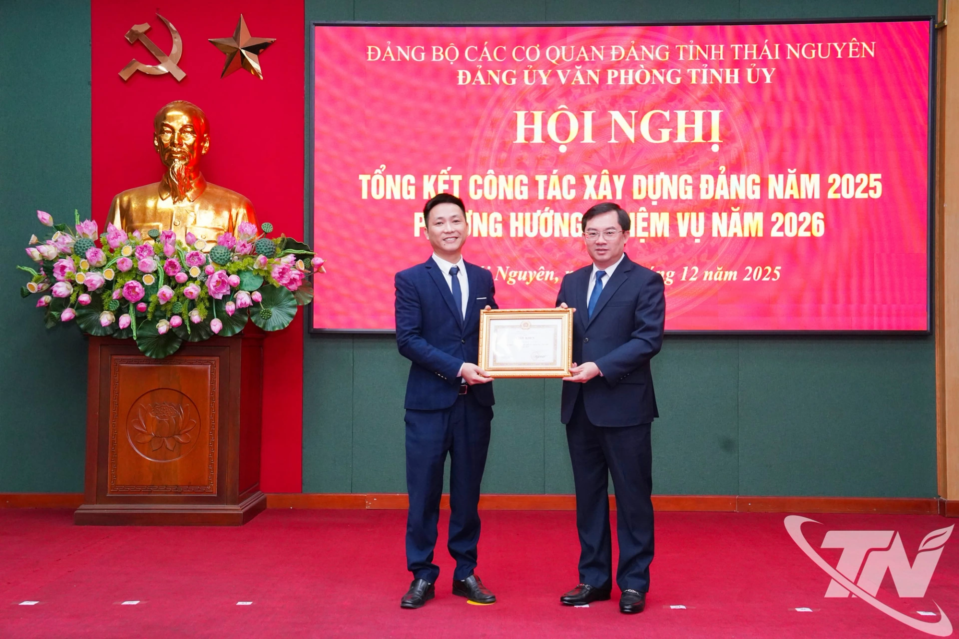 Đồng chí Nguyễn Thành Minh, Ủy viên Ban Thường vụ, Chánh Văn phòng Tỉnh ủy, trao Giấy khen cho đại diện Chi bộ hoàn thành xuất sắc nhiệm vụ năm 2025.