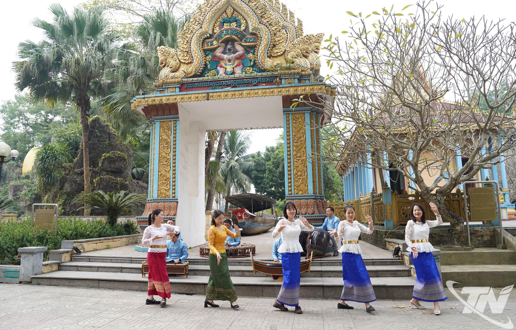 Các nghệ nhân biểu diễn tại không gian ngoài trời của Bảo tàng Văn hóa các dân tộc Việt Nam.