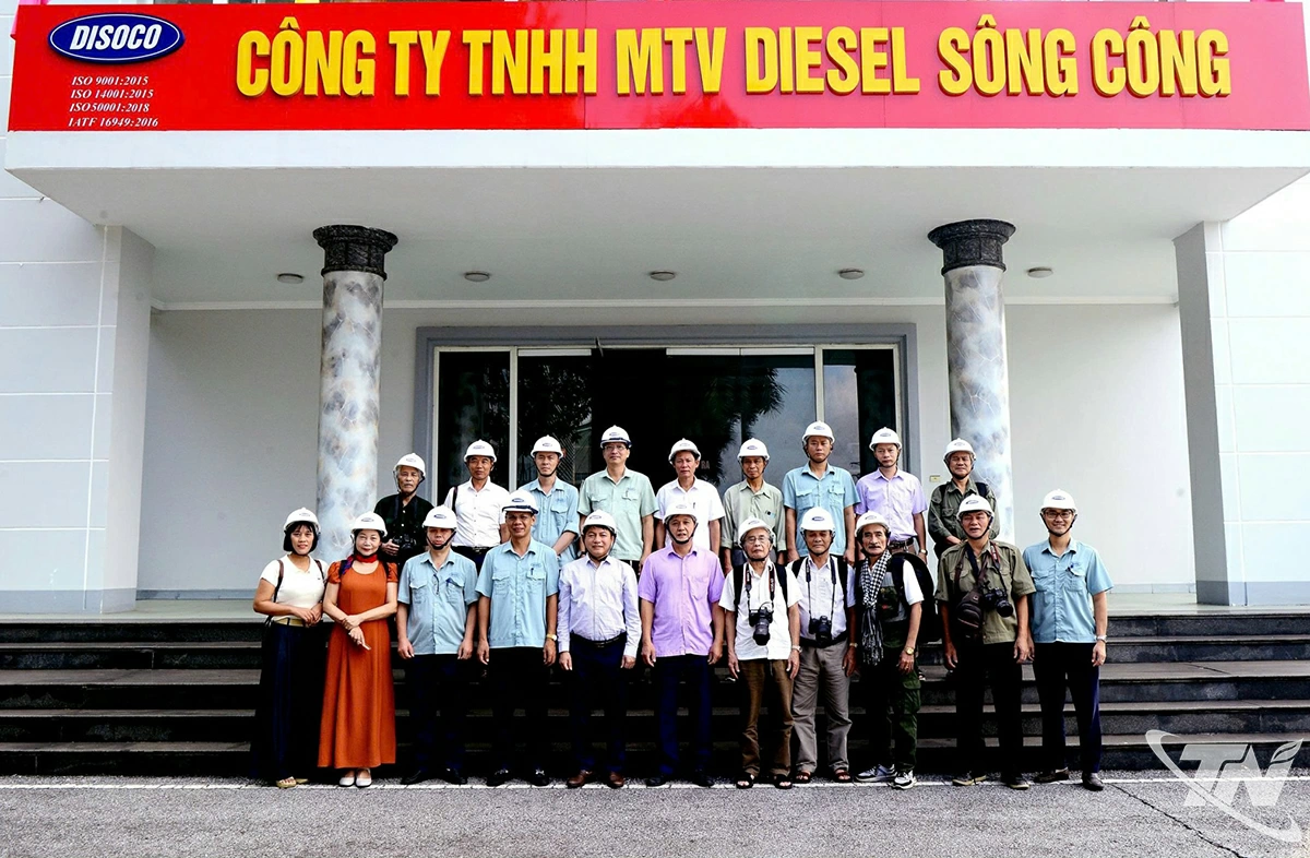 Các văn nghệ sĩ thực tế tại DISOCO Sông Công.