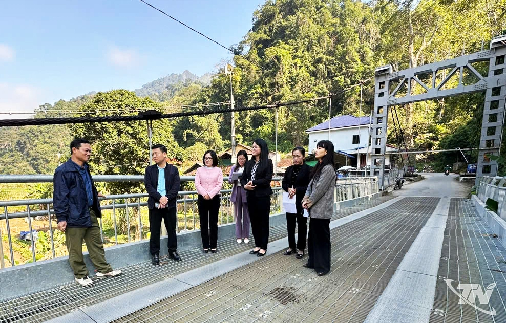 Đoàn công tác đến khảo sát theo ý kiến của cử tri thôn Pác Ngòi, xã Ba Bể.