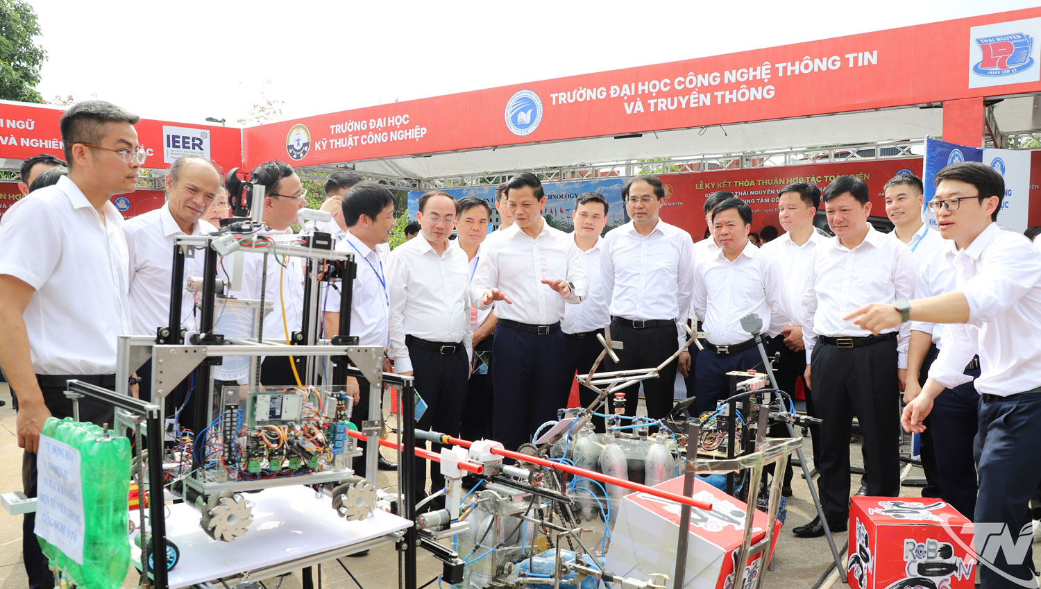 Tham quan Triển lãm khoa học Công nghệ và cơ sở vật chất Trung tâm Đổi mới sáng tạo Vùng.
