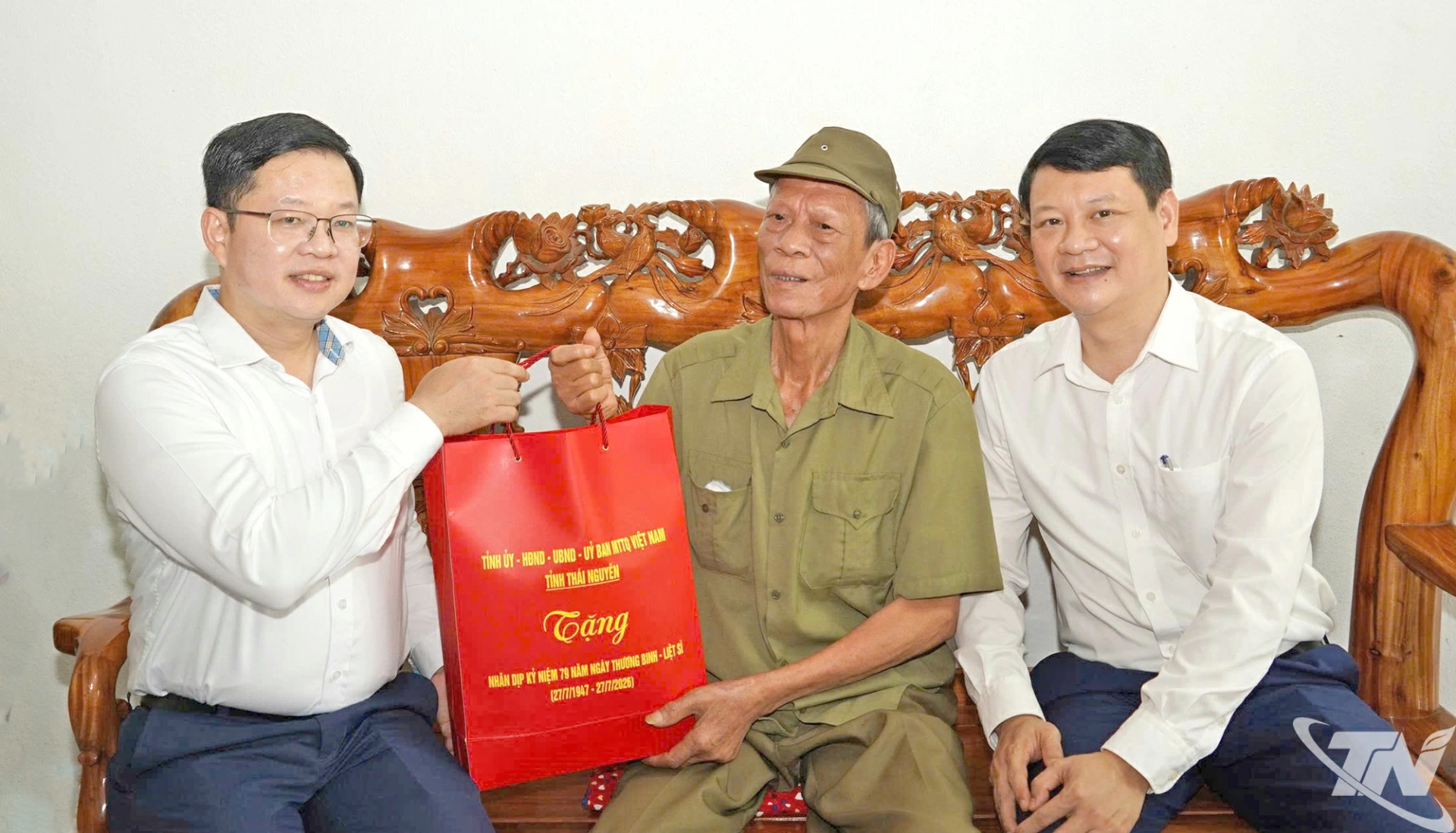 Đoàn đoàn công tác của tỉnh thăm thương binh Nguyễn Tiến Phong ở tổ dân phố 3 3 người