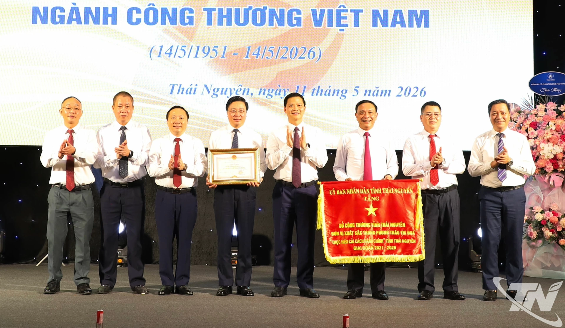 Đồng chí Chủ tịch UBND tỉnh Vương Quốc Tuấn trao Cờ thi đua cho Sở Công Thương.