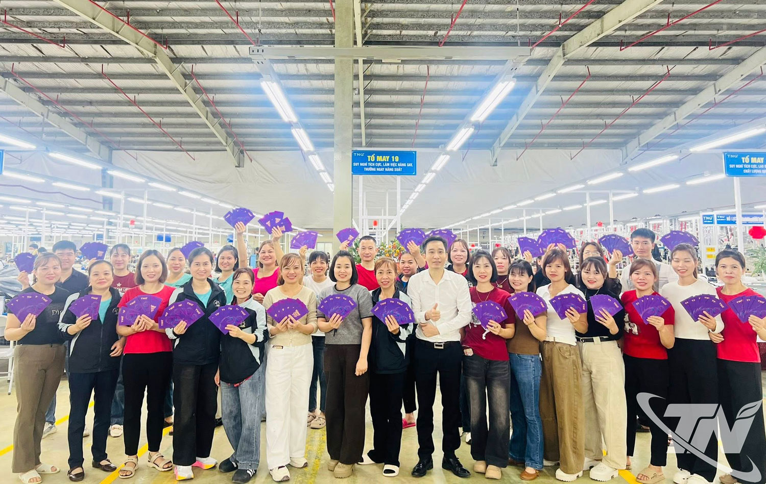 Công nhân, người lao động TNG nhận lì xì trong ngày lam việc đầu tiên sau kỳ nghỉ Tết Nguyên đán.