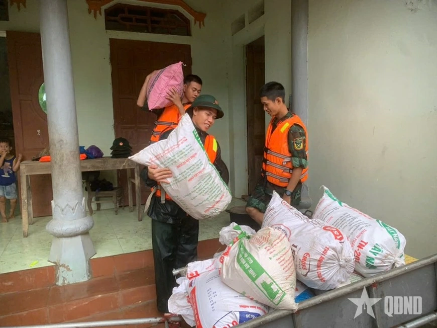 Cán bộ, chiến sĩ Sư đoàn 3 di dời người dân khỏi vùng ngập lụt tại xã Hữu Lũng (tỉnh Lạng Sơn).