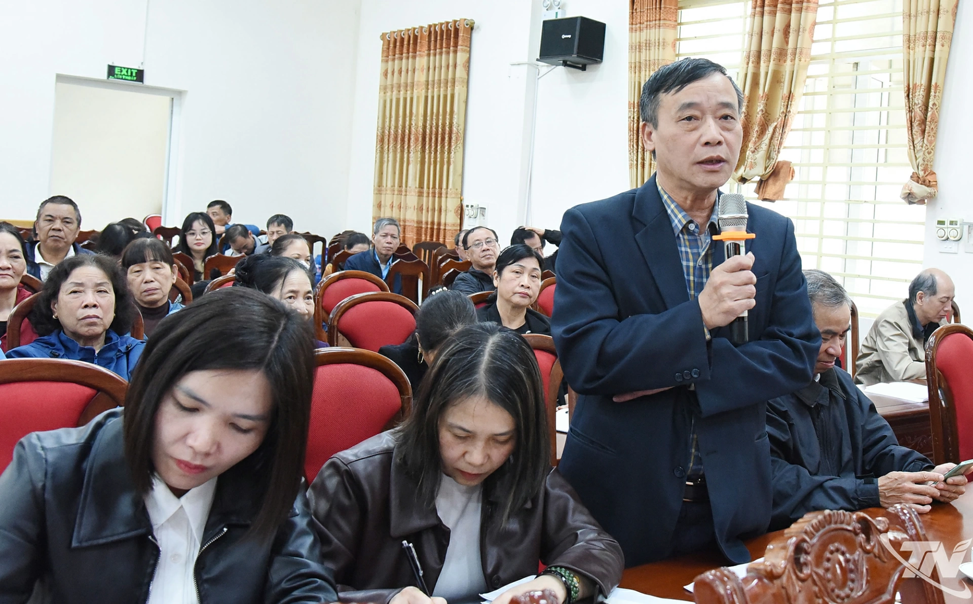 Cử tri phường Quan Triều phát biểu ý kiến tại buổi tiếp xúc.