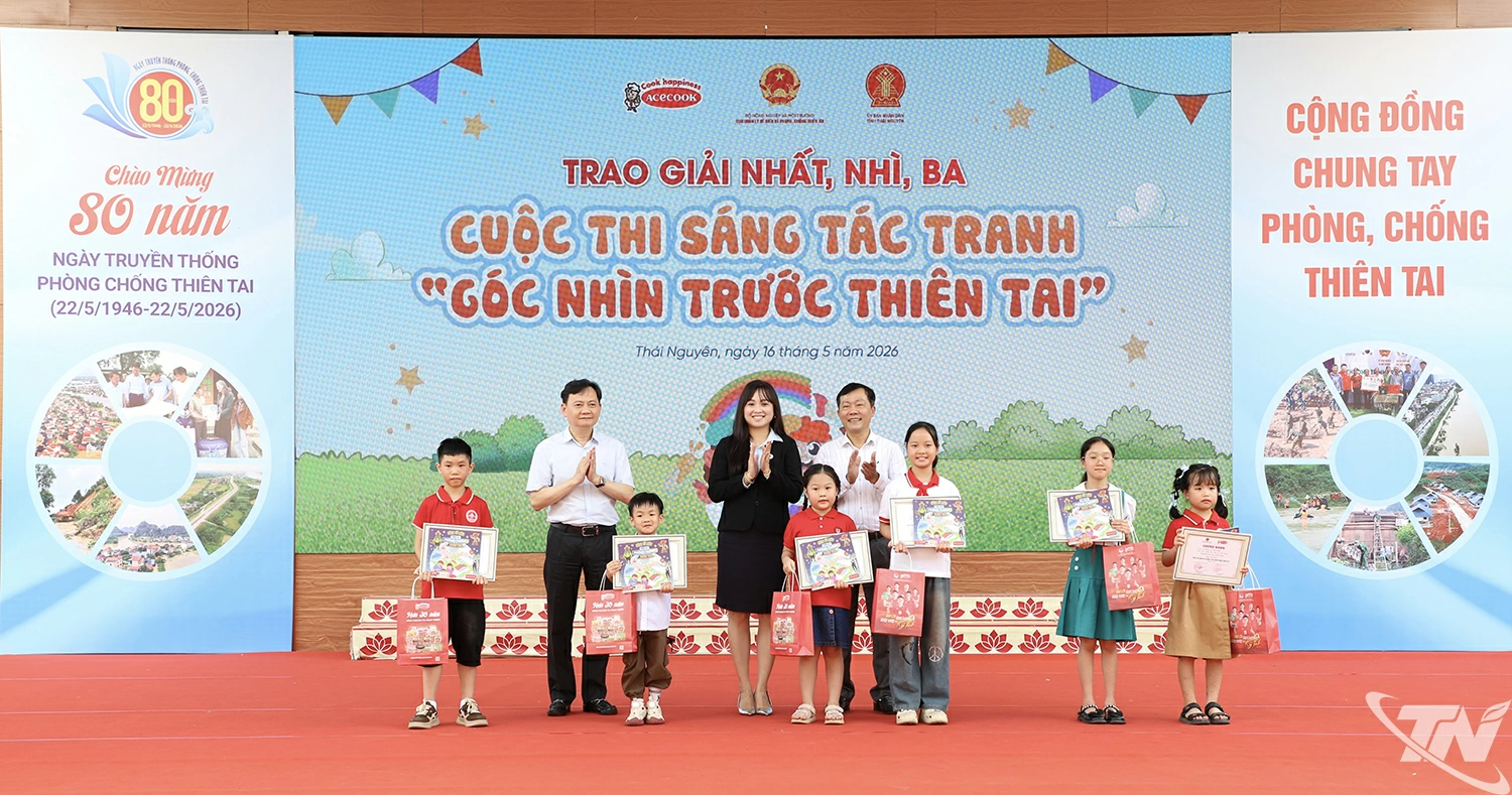 Trao giải cuộc thi sáng tác tranh “Góc nhìn trước thiên tai”.