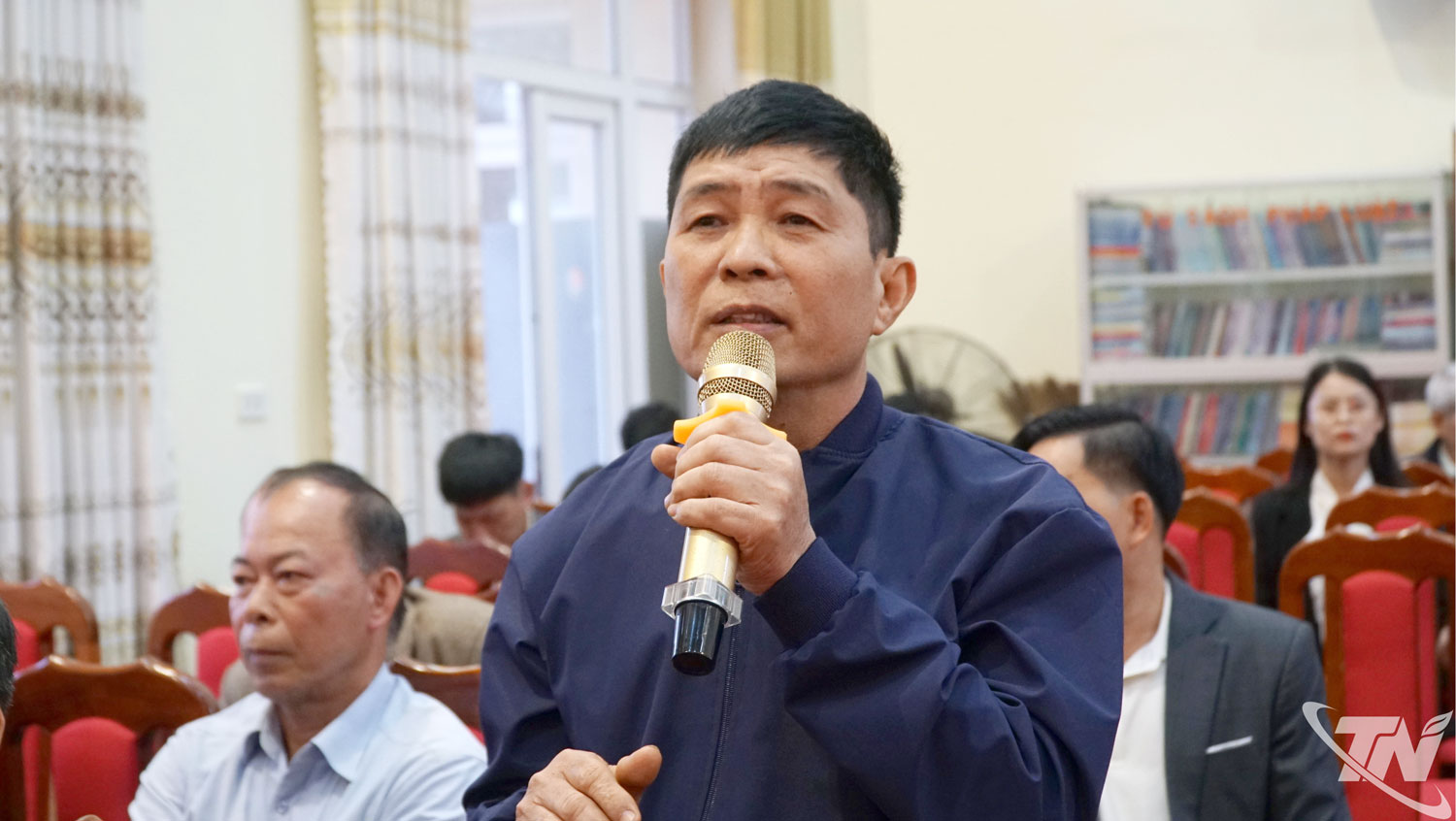 Cử tri phát biểu ý kiến tại buổi tiếp xúc.