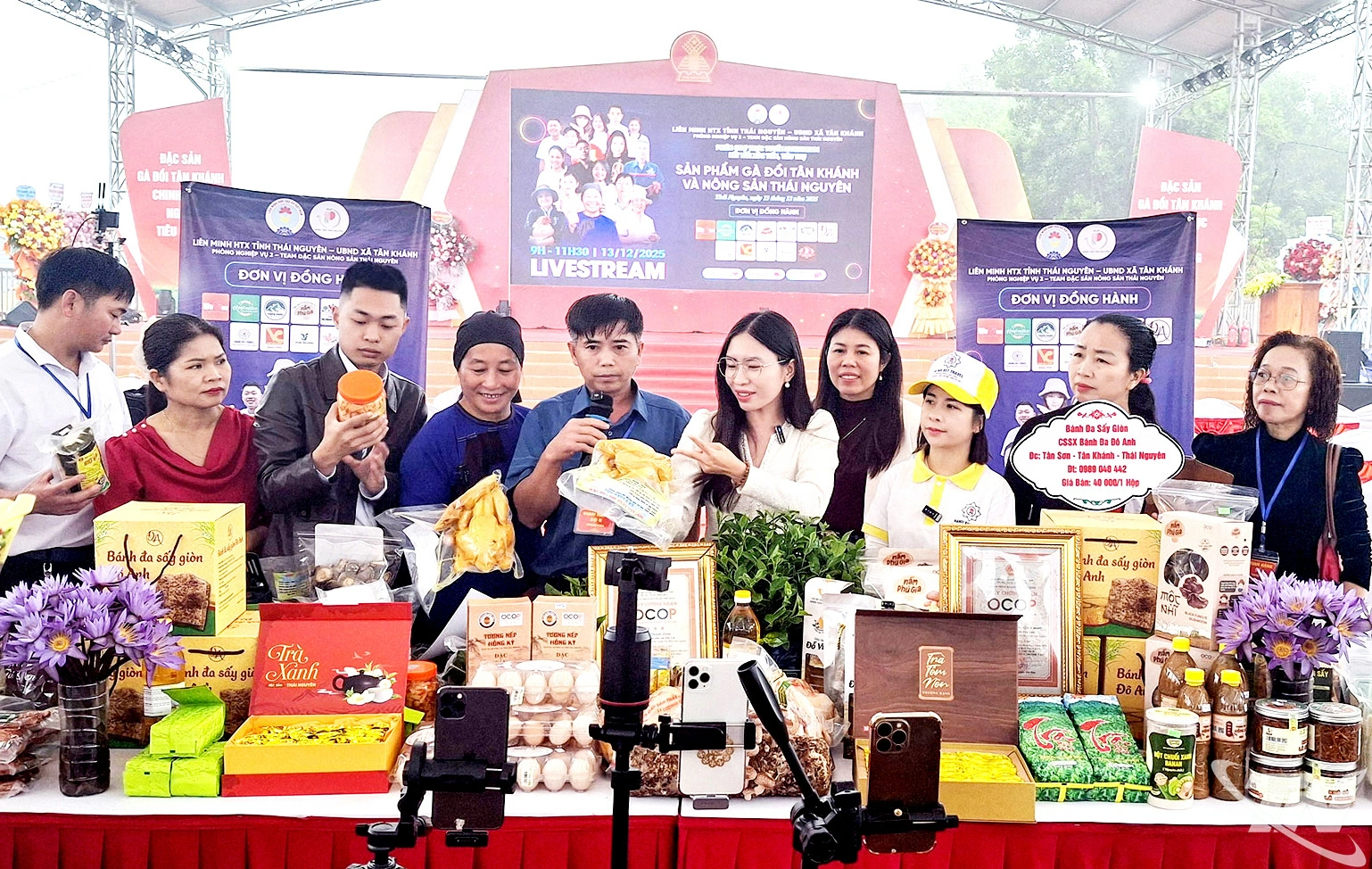 Giữ vai trò trụ đỡ trong lĩnh vực nông nghiệp, chăn nuôi đồng thời là mắt xích quan trọng trong chuỗi giá trị   nông sản, gắn với chế biến, thị trường và chuyển đổi số. Trong ảnh: Tổ chức livestream tiêu thụ sản phẩm   gà đồi Tân Khánh và nông sản Thái Nguyên.