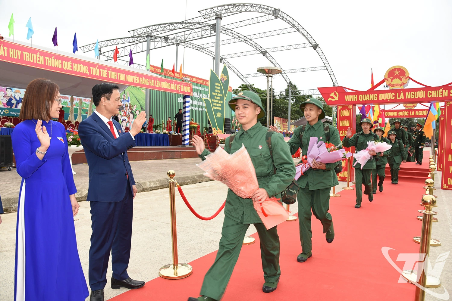 Đồng chí Vũ Duy Hoàng Ủy viên Ban Thường vụ Tỉnh ủy, Phó Chủ tịch Thường trực Ủy ban MTTQ Việt Nam tỉnh động viên tân binh.