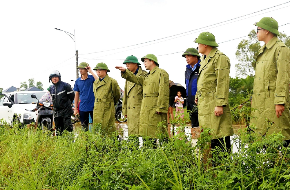 Đồng chí Chủ tịch HĐND tỉnh Nguyễn Đăng Bình cùng Đoàn công tác kiểm tra vùng bị ngập ở xóm Soi Cốc, phường Trung Thành.