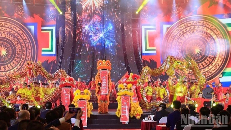 Thủ tướng Phạm Minh Ch&iacute;nh với c&aacute;c ch&aacute;u thiếu nhi tại lễ khai mạc. (Ảnh: TRẦN HẢI)