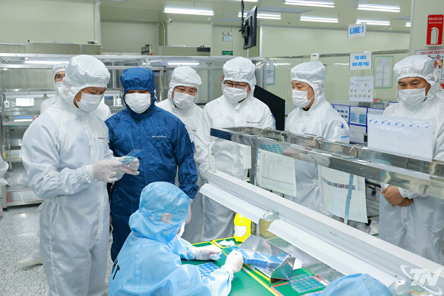 Đoàn công tác hăm dây chuyền sản xuất tại Công ty Vina Technology (KCN Điềm Thụy, xã Điềm Thụy)