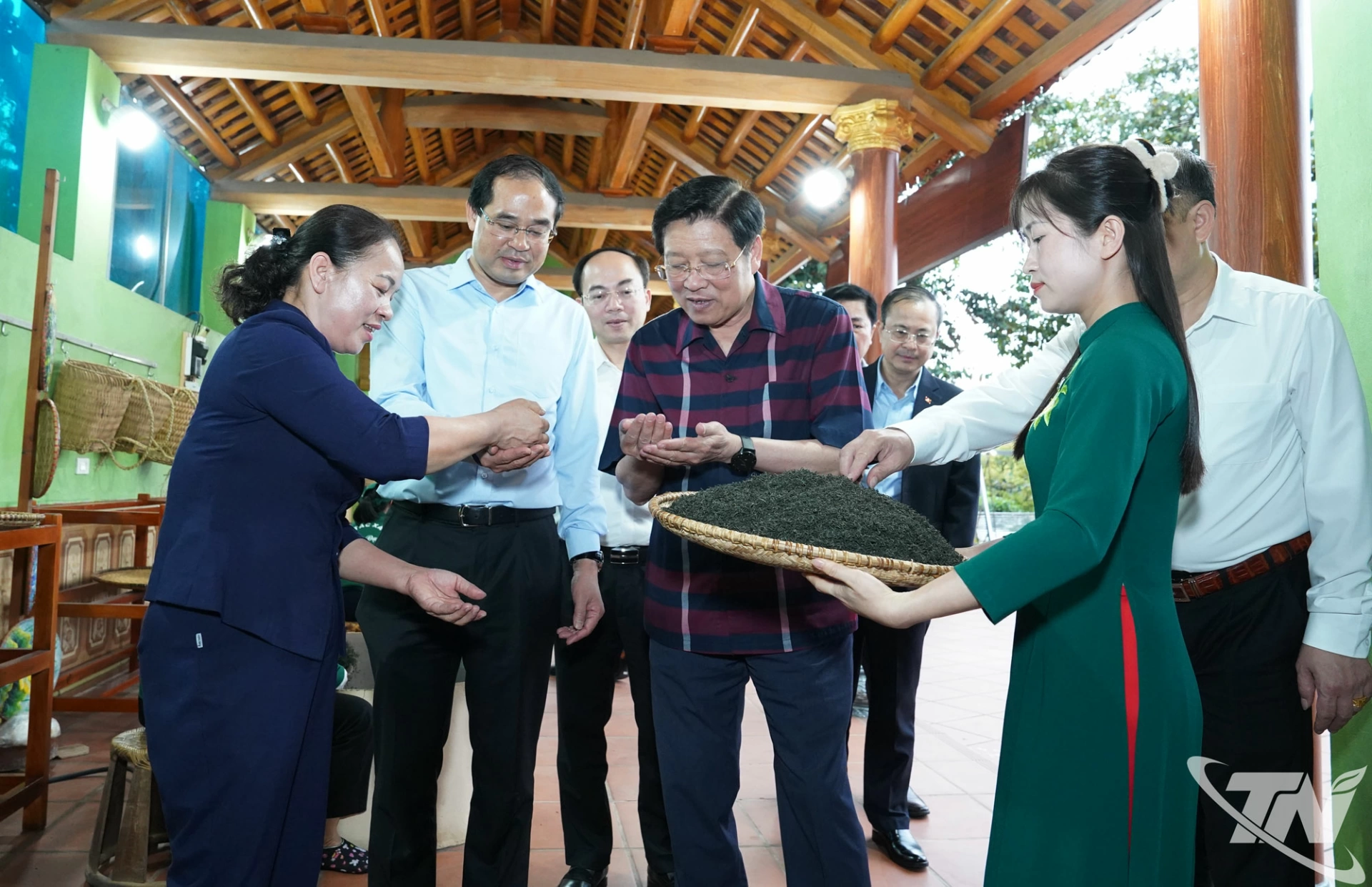 Đồng chí Phan Đình Trạc và Đoàn công tác cùng các đồng chí lãnh đạo tỉnh Thái Nguyên tham quan khu vực chế biến chè của HTX chè Hảo Đạt.