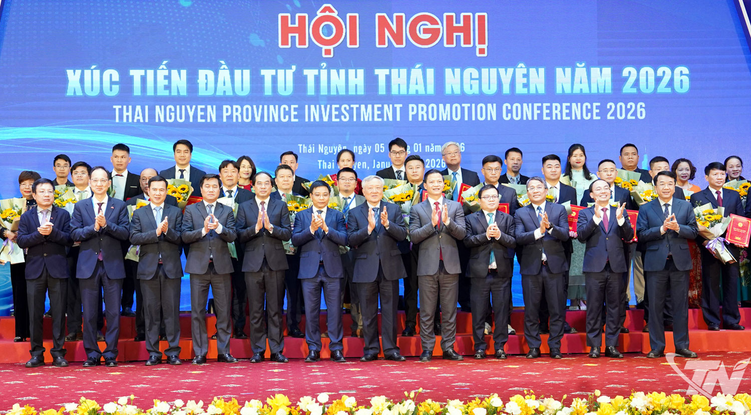 Đồng ch&iacute; Nguyễn H&ograve;a B&igrave;nh, Ủy vi&ecirc;n Bộ Ch&iacute;nh trị, Ph&oacute; Thủ tướng Thường trực Ch&iacute;nh phủ v&agrave; c&aacute;c đồng ch&iacute; l&atilde;nh đạo tỉnh với c&aacute;c đại biểu tại Hội nghị x&uacute;c tiến đầu tư của tỉnh