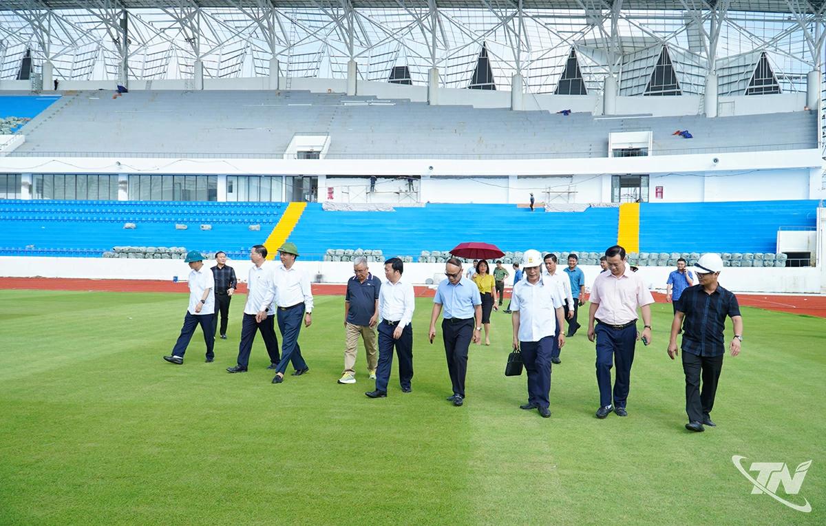 Đoàn công tác kiểm tra chất lượng mặt sân cỏ thi đấu.