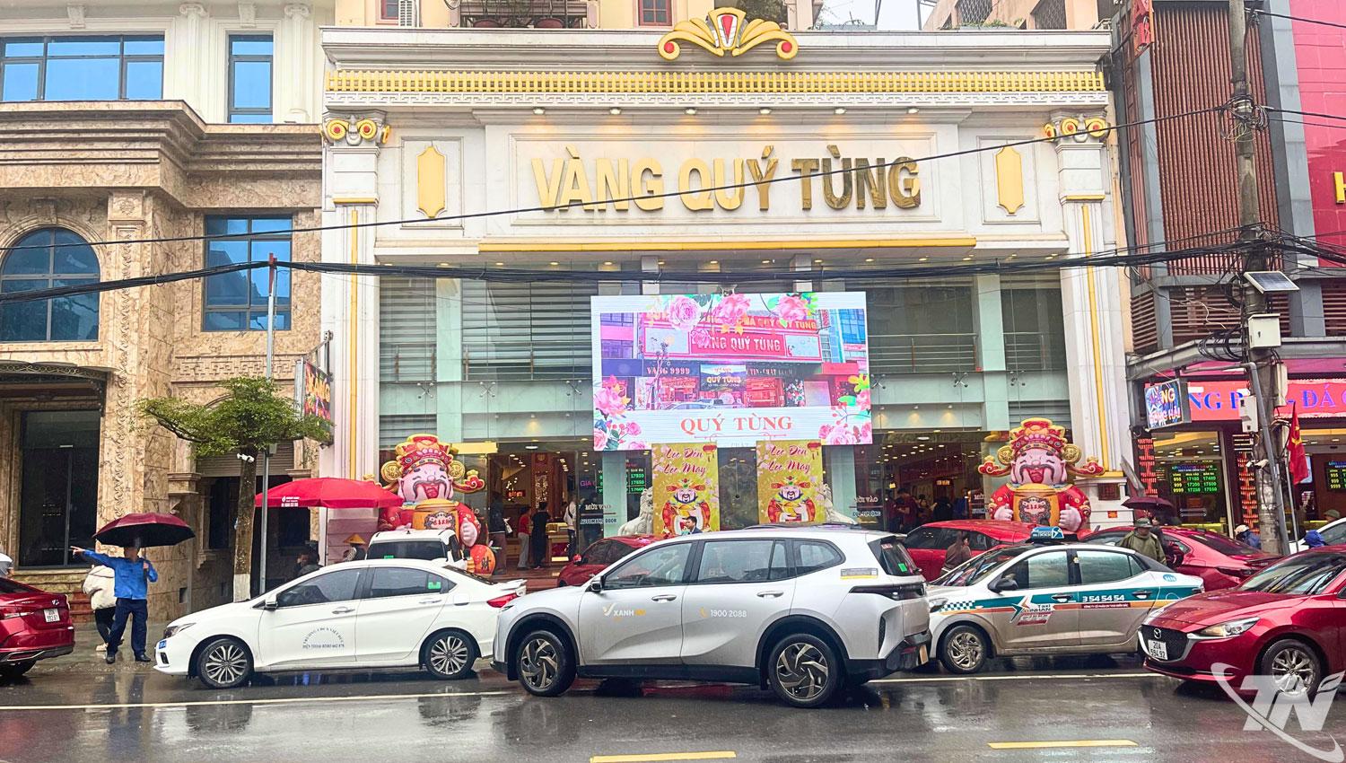 Người dân đến các cửa hàng vàng bạc mua vàng trong ngày vía Thần Tài với mong muốn một năm mới may mắn, thuận lợi trong công việc và cuộc sống.