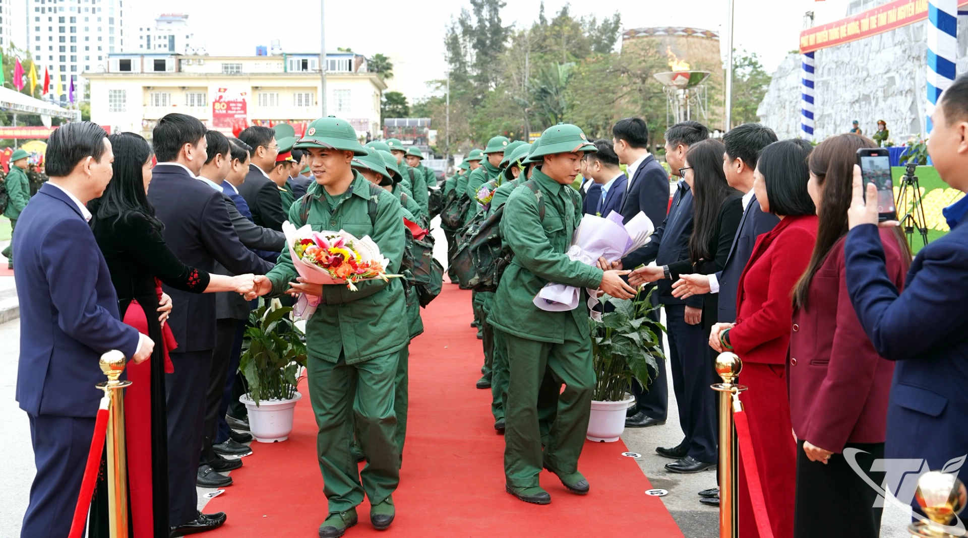 Lãnh đạo các địa phương động viên, chia tay các tân binh.