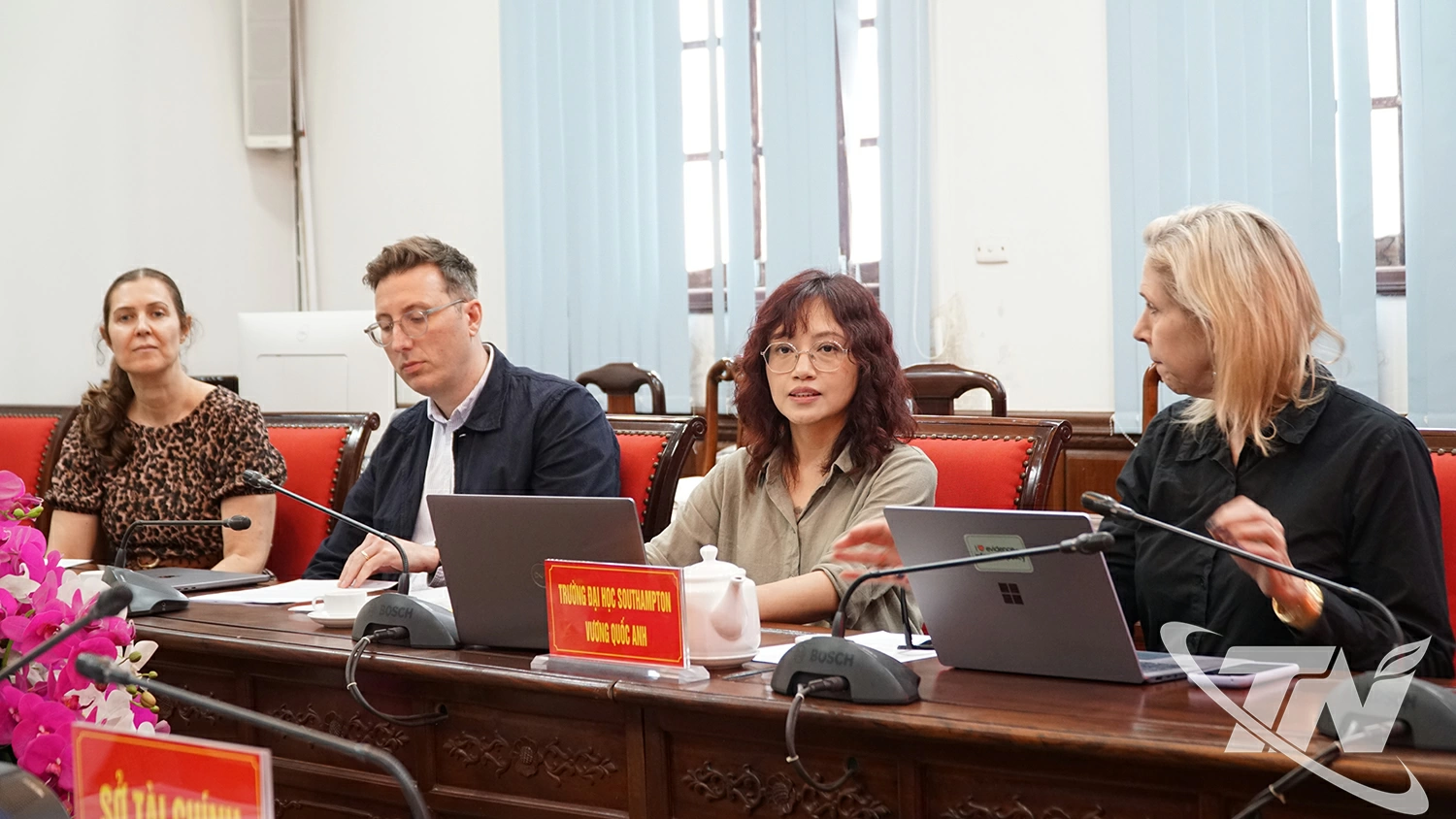 Đo&agrave;n c&ocirc;ng t&aacute;c Trường Đại học Southampton- Vương quốc Anh tại buổi l&agrave;m việc.