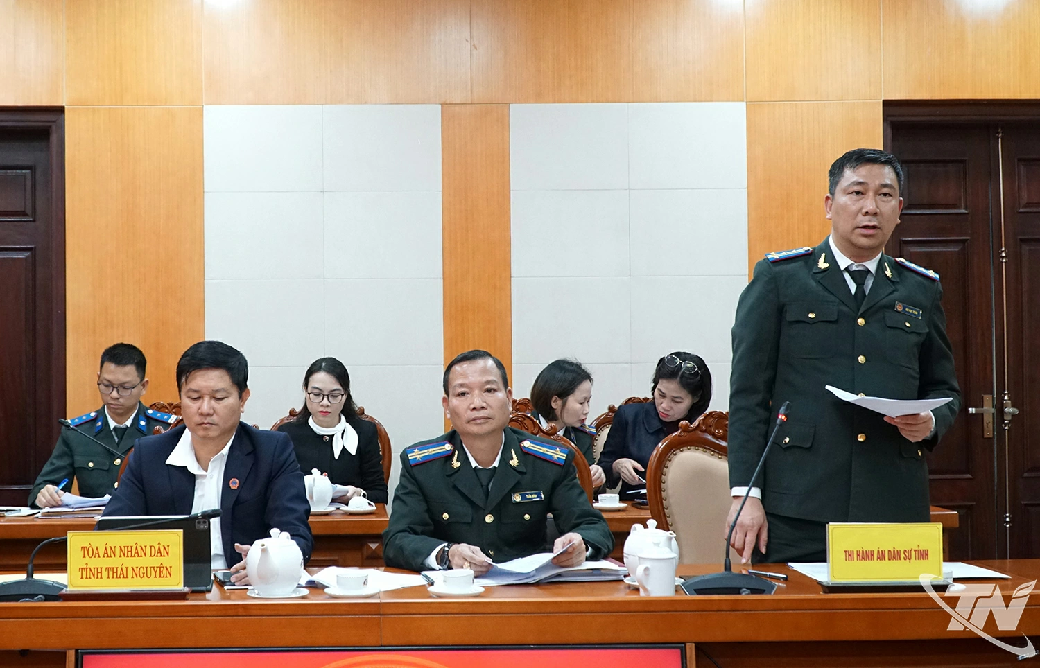 Đồng chí Bùi Huy Toàn - Phó Trưởng Ban Chỉ đạo THADS tỉnh, Cục trưởng Cục Thi hành án dân sự tỉnh Thái Nguyên báo cáo tại hội nghị.