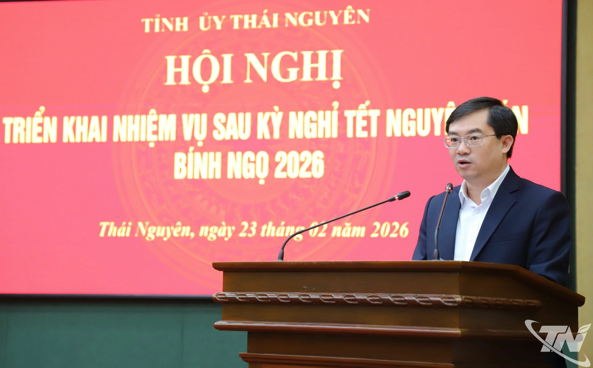 Đồng chí Nguyễn Thành Minh, Ủy viên Ban Thường vụ, Chánh Văn phòng Tỉnh ủy, báo cáo tình hình Tết Bính Ngọ 2026.