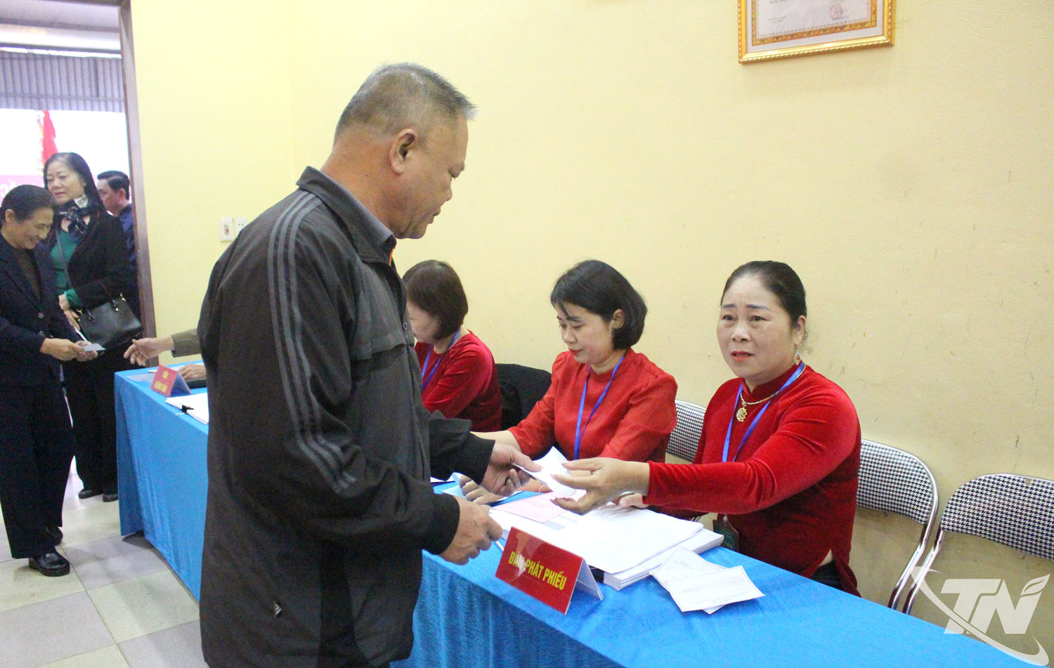 Cử tri được các thành viên Tổ bầu cử số 1 (phường Gia Sàng) hướng dẫn bỏ phiếu bầu cử tại buổi diễn tập.