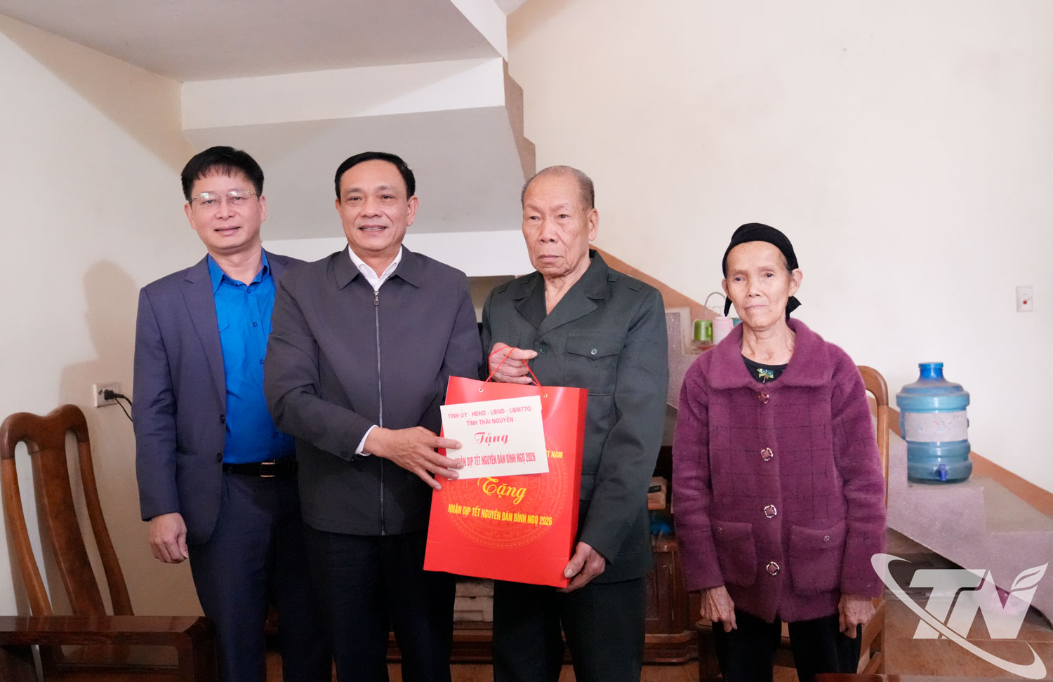 Đồng chí Phạm Văn Thọ tặng quà thương binh Trịnh Quốc Thường, sinh năm 1946, ở thôn Chợ Tinh, xã Yên Bình.