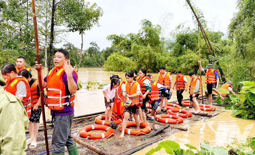 Trên 100 học sinh Trường Phổ thông Dân tộc nội trú Na Rì trong vùng ngập lụt đã được lực lượng chức năng di chuyển đến nơi an toàn.