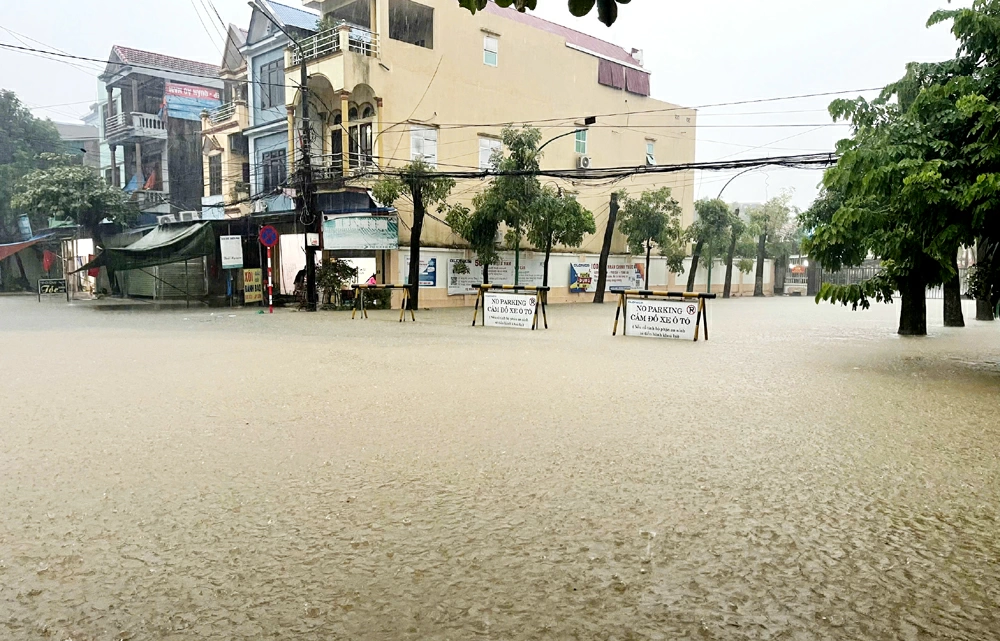 Nhiều tuyến đường ở các phường khu vực trung tâm tỉnh bị ngập sâu.