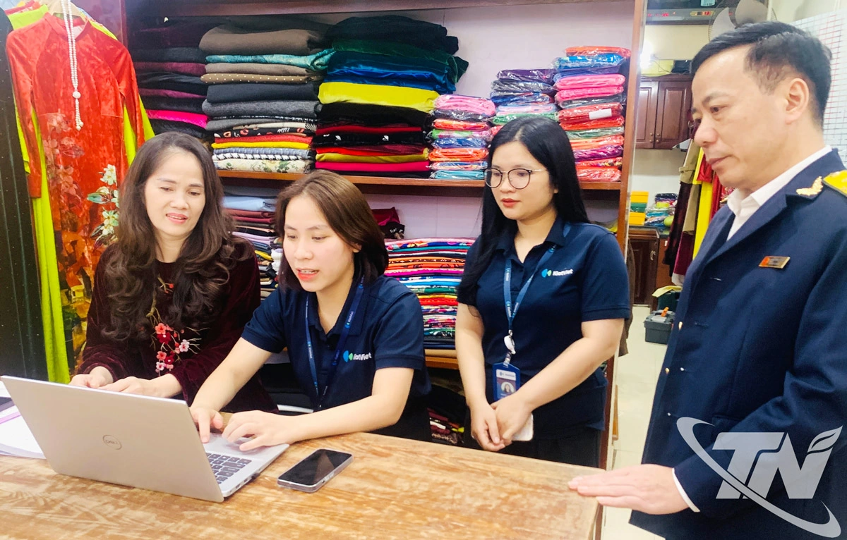 C&aacute;n bộ Thuế cơ sở 1 v&agrave; đơn vị cung ứng phần mềm hướng dẫn đại diện một cơ sở kinh doanh ở phường Phan Đ&igrave;nh Ph&ugrave;ng c&agrave;i đặt, sử dụng phần mềm k&ecirc; khai thuế tr&ecirc;n m&aacute;y t&iacute;nh.