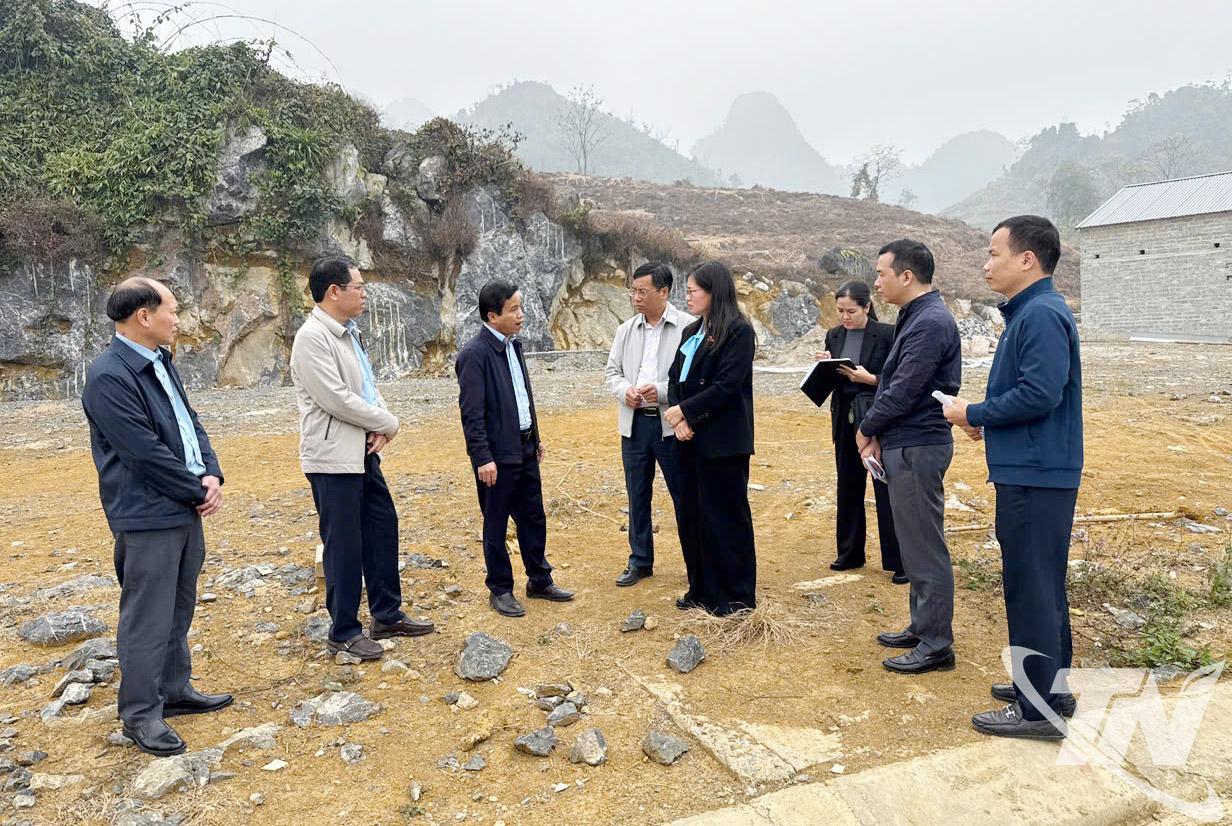 Đo&agrave;n c&ocirc;ng t&aacute;c&nbsp;khảo s&aacute;t thực tế Dự &aacute;n t&aacute;i định cư tập trung khu vực bị ảnh hưởng bởi thi&ecirc;n tai tại x&oacute;m T&acirc;n Kim, x&atilde; Thần Sa.