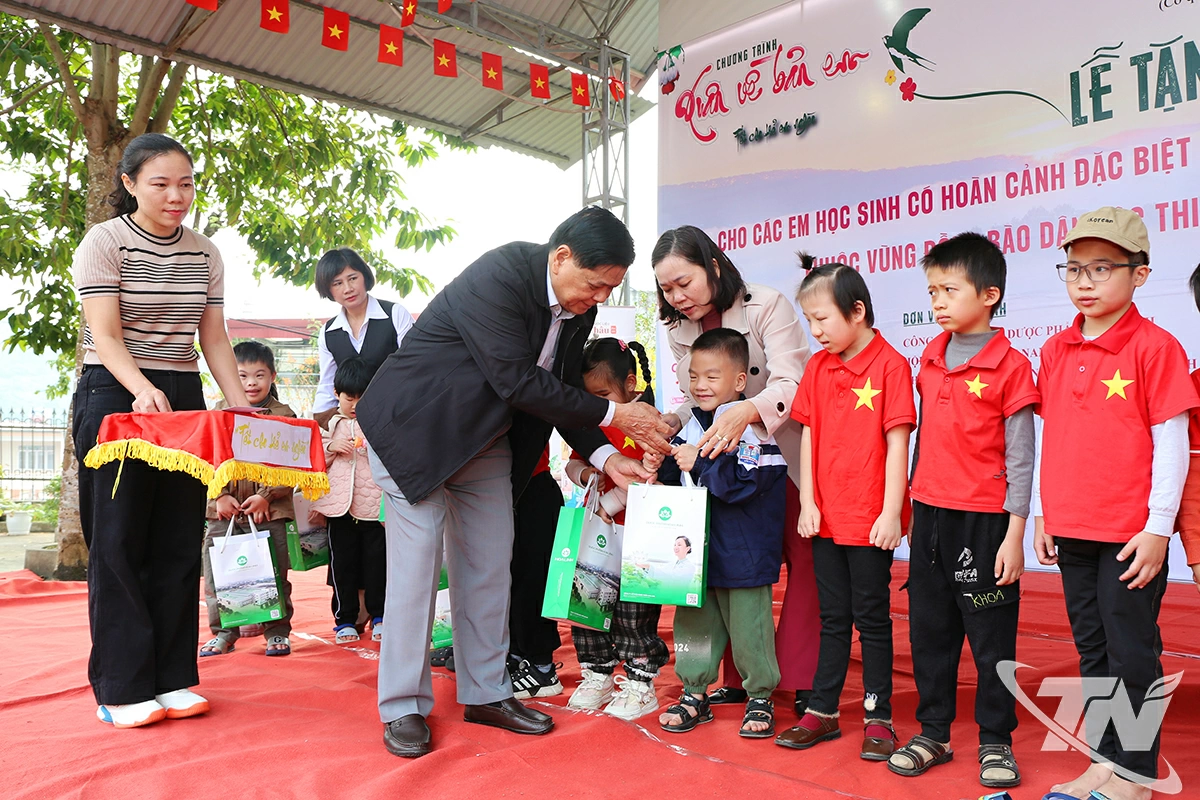 Đại diện Hội C&aacute;n bộ Th&aacute;i Nguy&ecirc;n tại H&agrave; Nội tặng qu&agrave; cho c&aacute;c ch&aacute;u.