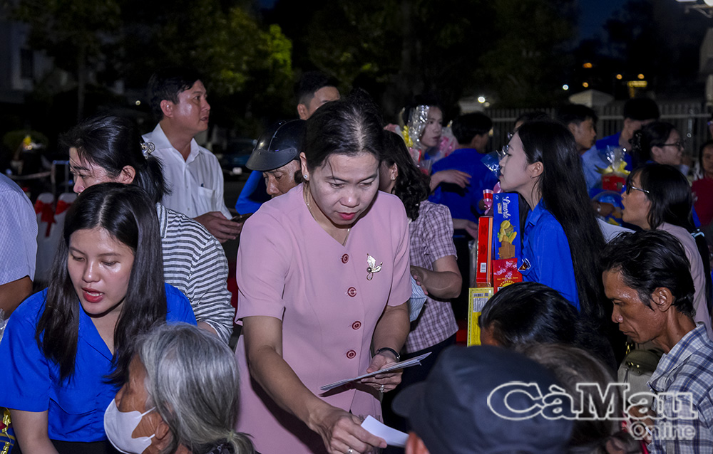 Ðồng chí Tô Việt Thu, Uỷ viên Ban Thường vụ Tỉnh uỷ, Bí thư Ðảng uỷ phường Bạc Liêu (người đứng giữa), tặng quà người dân hoàn cảnh khó khăn dịp tết Nguyên đán Bính  Ngọ 2026.