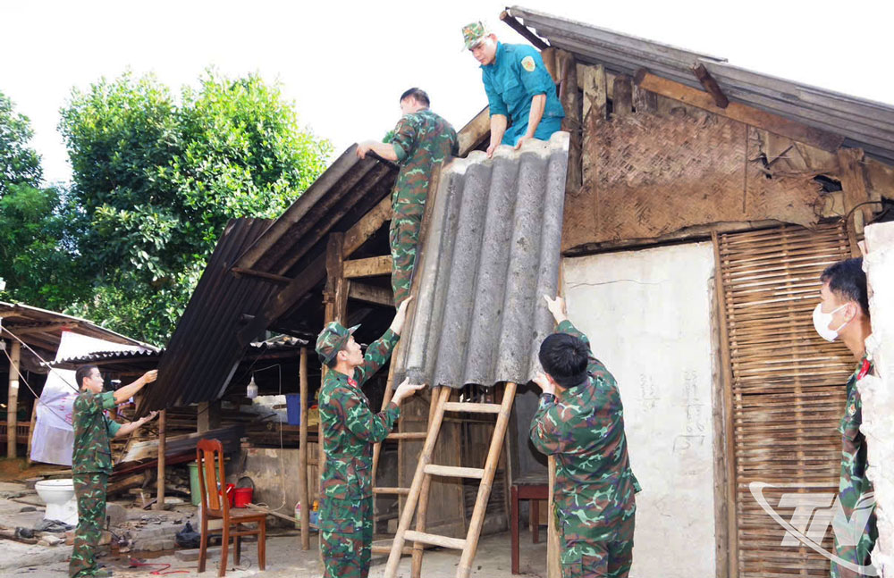 Ban Chỉ huy Ph&ograve;ng thủ Khu vực 1- Đức Xu&acirc;n, Bộ Chỉ huy Qu&acirc;n sự tỉnh Th&aacute;i Nguy&ecirc;n, phối hợp c&ugrave;ng cấp ủy, ch&iacute;nh quyền phường Bắc Kạn hỗ trợ th&aacute;o dỡ căn nh&agrave; tạm của gia đ&igrave;nh &ocirc;ng La Quang Trịnh, tổ 14, phường Bắc Kạn.