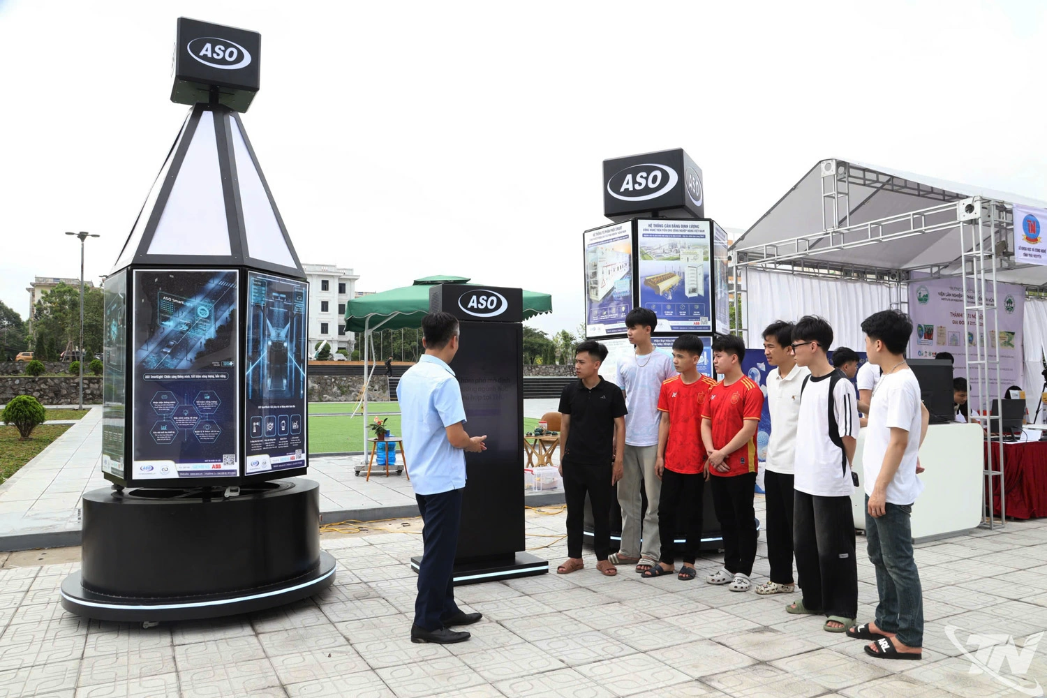 không gian triển lãm khoa học và công nghệ, giới thiệu nhiều sản phẩm sáng chế, mô hình nghiên cứu và giải pháp kỹ thuật tiêu biểu của nhà trường cùng các doanh nghiệp trên địa bàn tỉnh