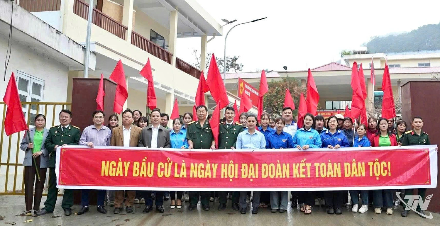 Đoàn Thanh niên xã Trung Hội tuyên truyền lưu động về công tác bầu cử.