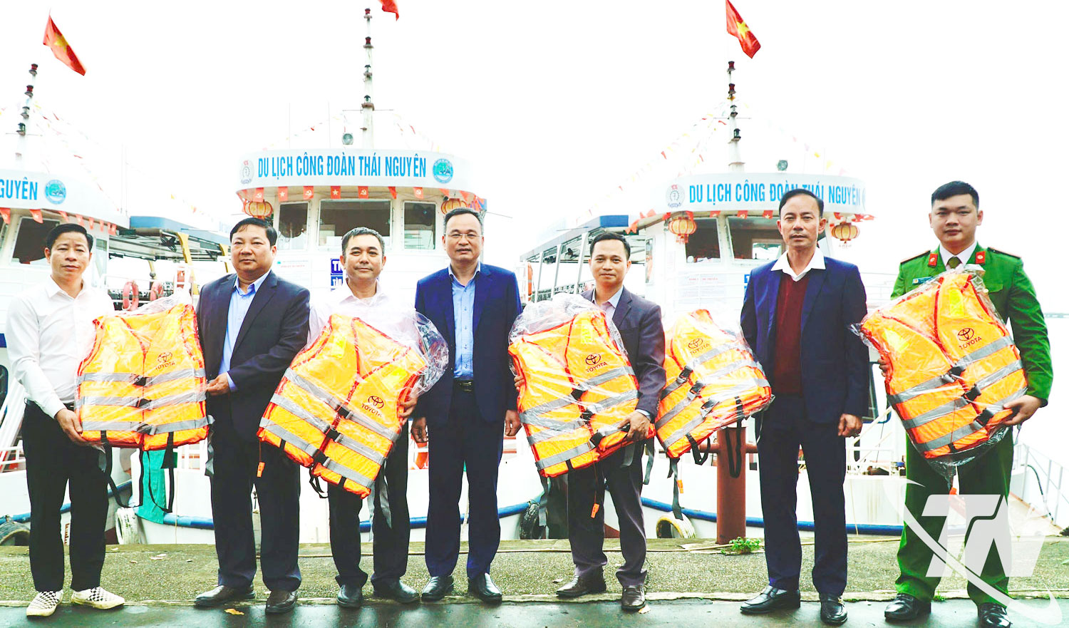 Đại diện Ban An toàn giao thông tỉnh tặng áo phao cứu sinh cho chủ các phương tiện vận tải hoạt động tại hồ Núi Cốc.