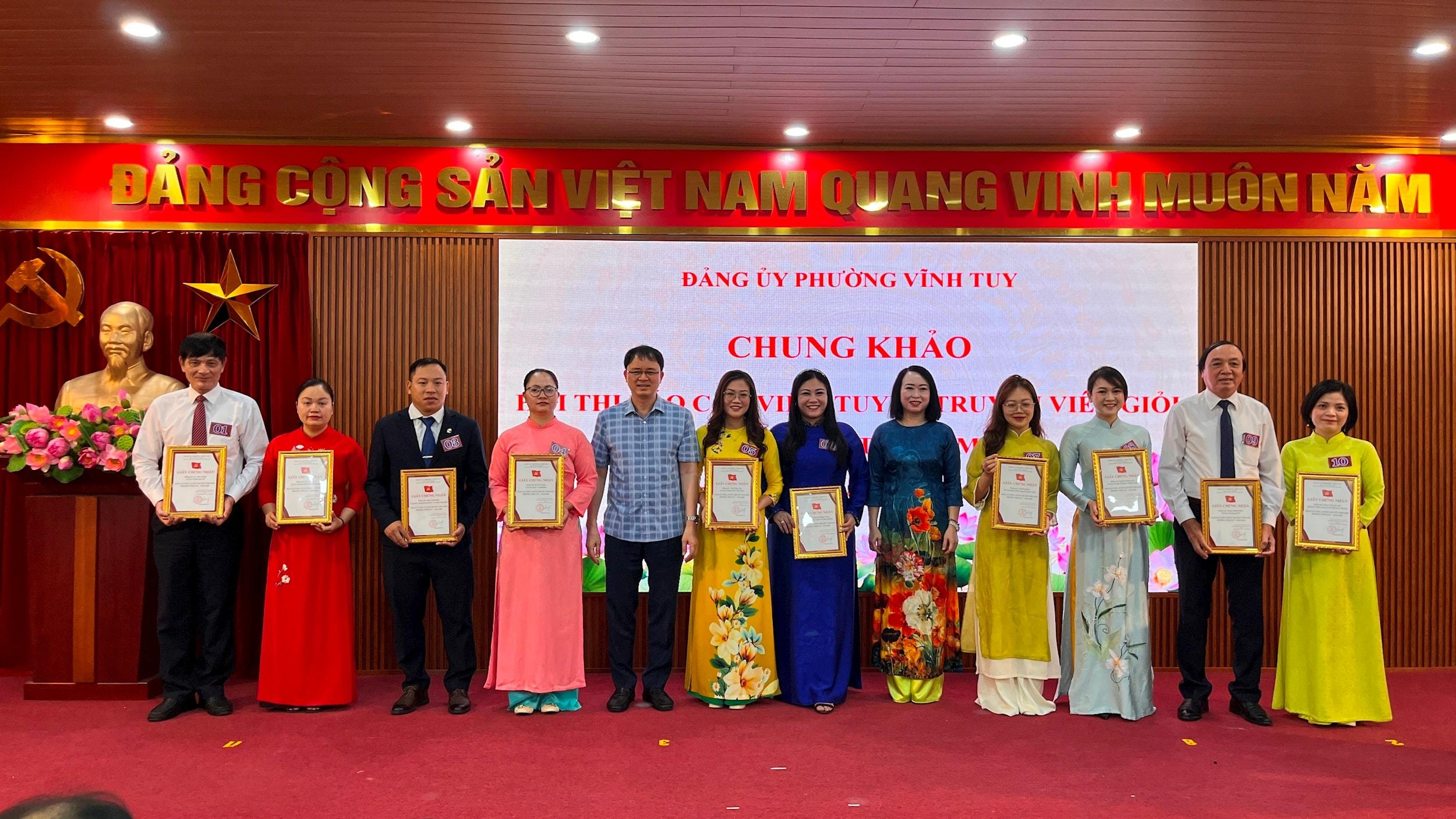 Lãnh đạo phường Vĩnh Tuy trao giấy chứng nhận cho các thí sinh tham dự vòng chung khảo hội thi. Ảnh: PV