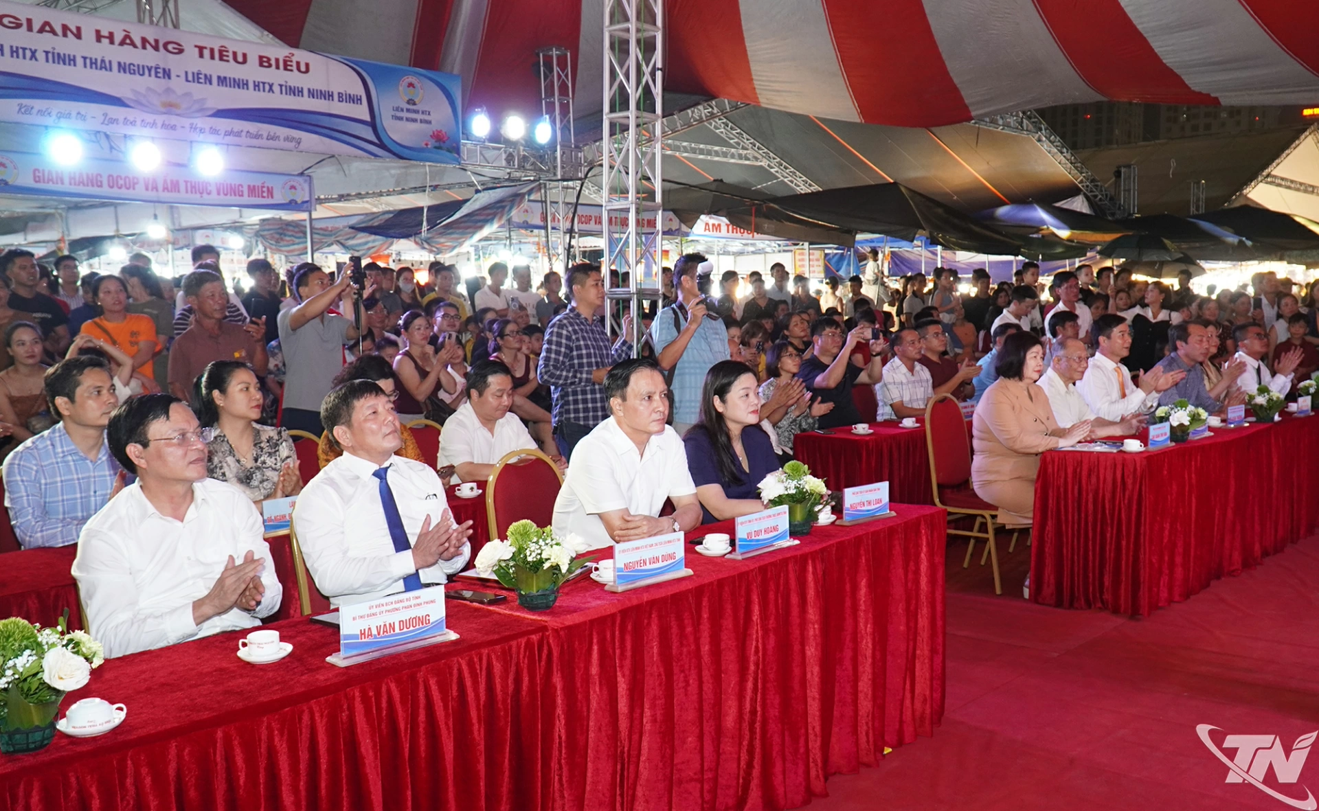 Các Đại biểu dự Lễ khai mạc Phiên chợ