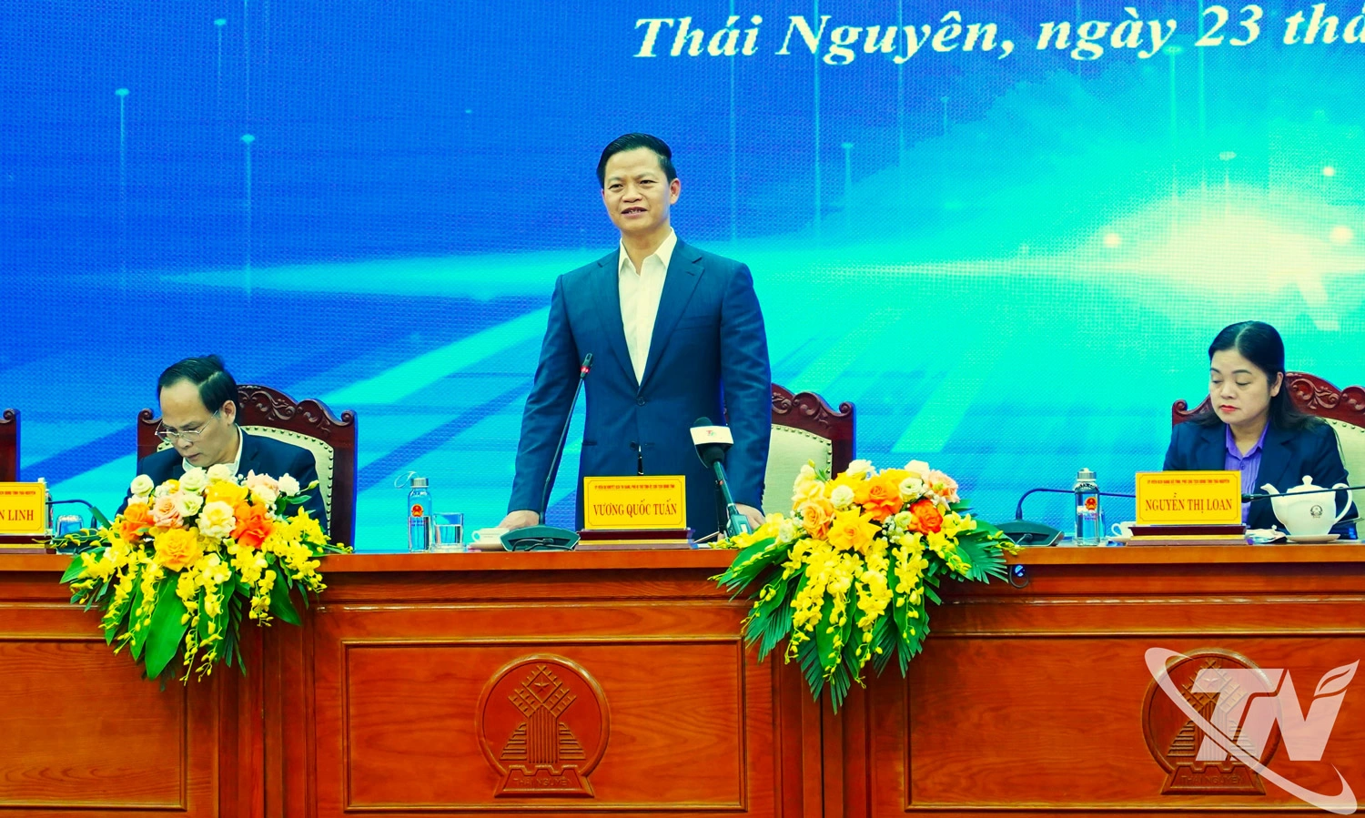 Đồng ch&iacute; Vương Quốc Tuấn, Ủy vi&ecirc;n dự khuyết Trung ương Đảng, Ph&oacute; B&iacute; thư Tỉnh ủy,    Chủ tịch UBND tỉnh chủ tr&igrave; Hội nghị đối thoại với cộng đồng doanh nghiệp, nh&agrave; đầu tư    tr&ecirc;n địa b&agrave;n tỉnh (ng&agrave;y 23/12/2025).