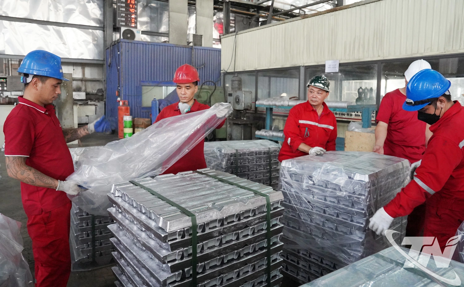 Sản xuất nhôm tấm tại Công Ty Cổ Phần Aluminum Hàn Việt (KCN Điềm Thụy).