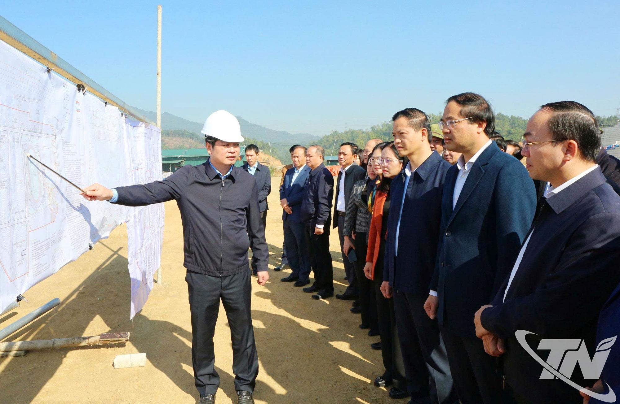 Đại diện chủ đầu tư báo cáo tiến độ Dự án Sân vận động Bắc Kạn.