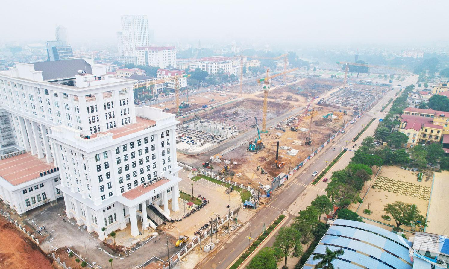 Dự &aacute;n Khu đ&ocirc;   thị mới, phố đi   bộ trung t&acirc;m   tr&ecirc;n địa b&agrave;n   phường Phan   Đ&igrave;nh Ph&ugrave;ng   đang được   triển khai   đồng bộ c&aacute;c   hạng mục, bảo   đảm tiến độ   theo kế hoạch.