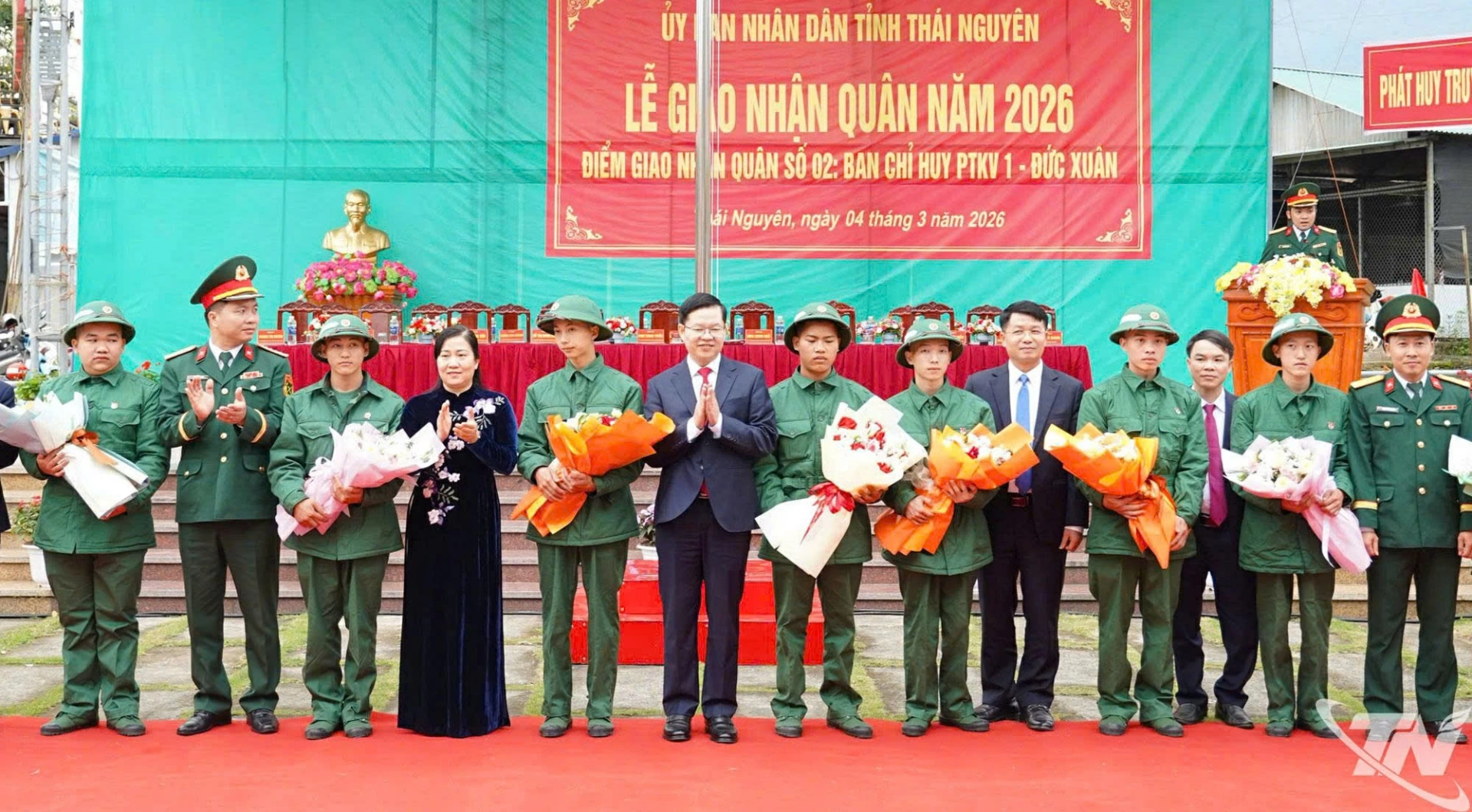 Các đồng chí lãnh đạo tỉnh tặng hoa chúc mừng tân binh.