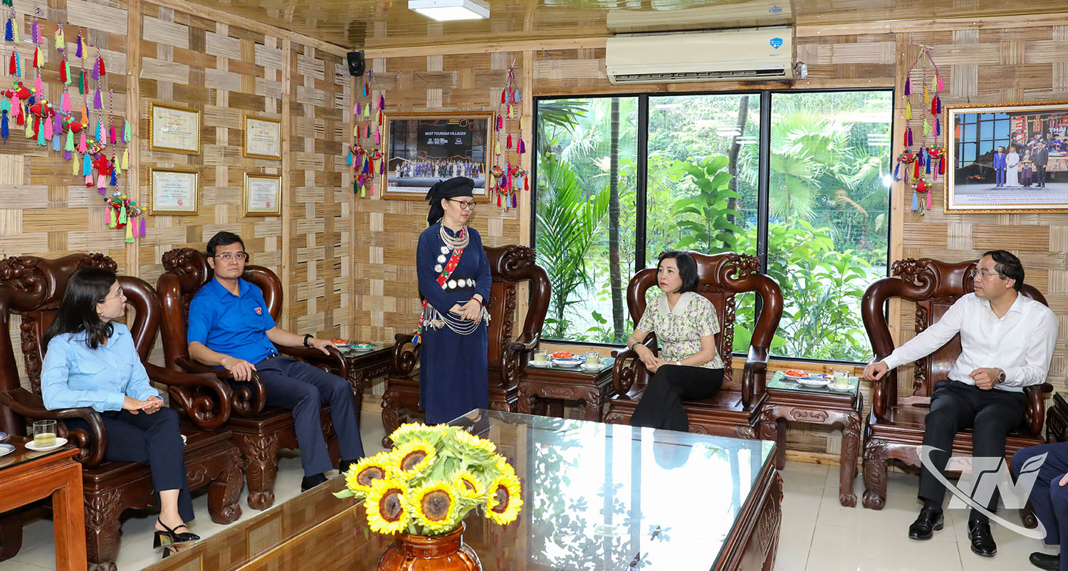 Phó Chủ tịch Quốc hội Nguyễn Thị Thanh và các đại biểu nghe giới thiệu về mô hình “sống trong di sản”