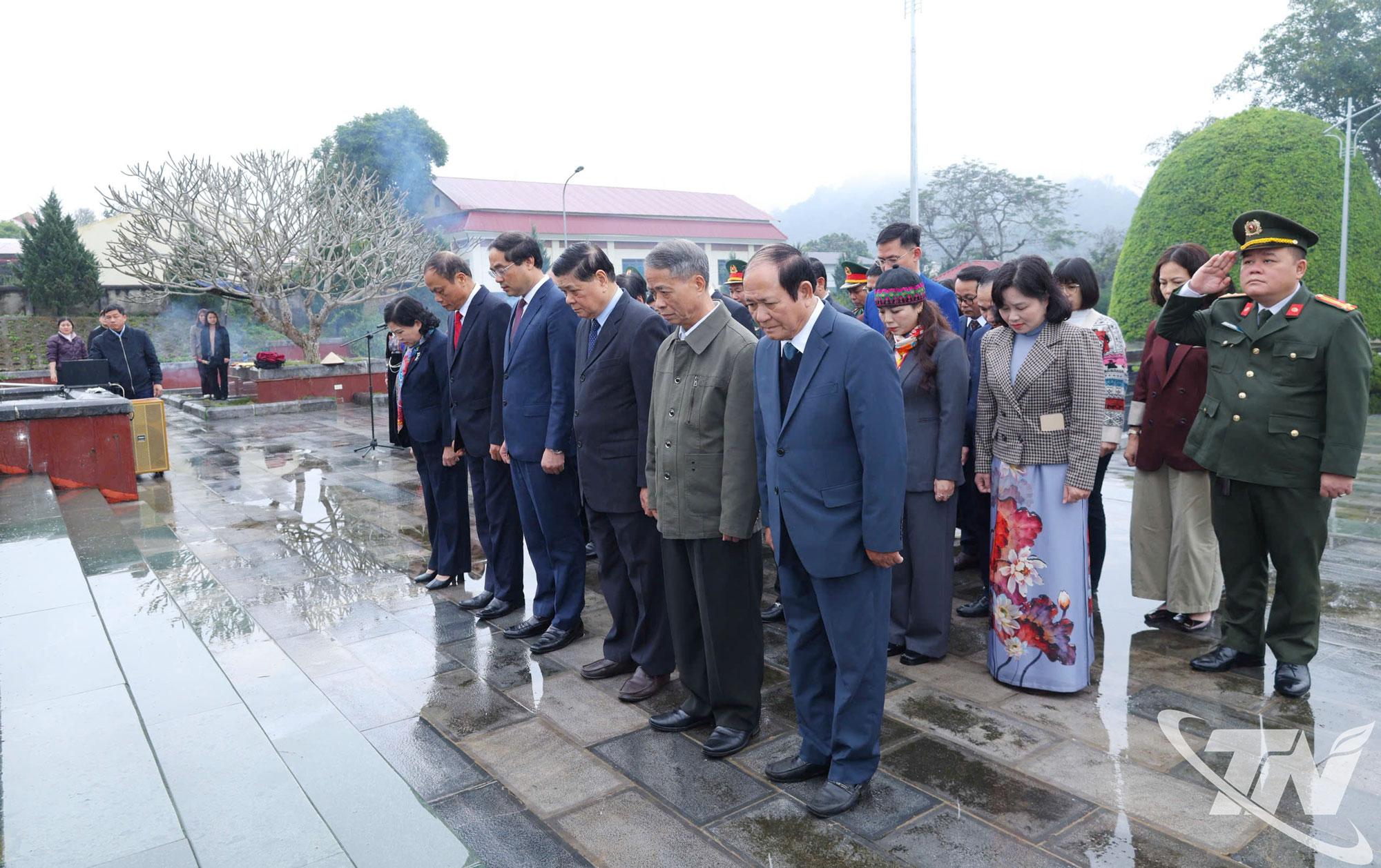 Đồng chí Bí thư Tỉnh ủy Trịnh Xuân Trường và các đại biểu dâng hương tại Nghĩa trang Liệt sĩ Bắc Kạn (xã Phủ Thông).