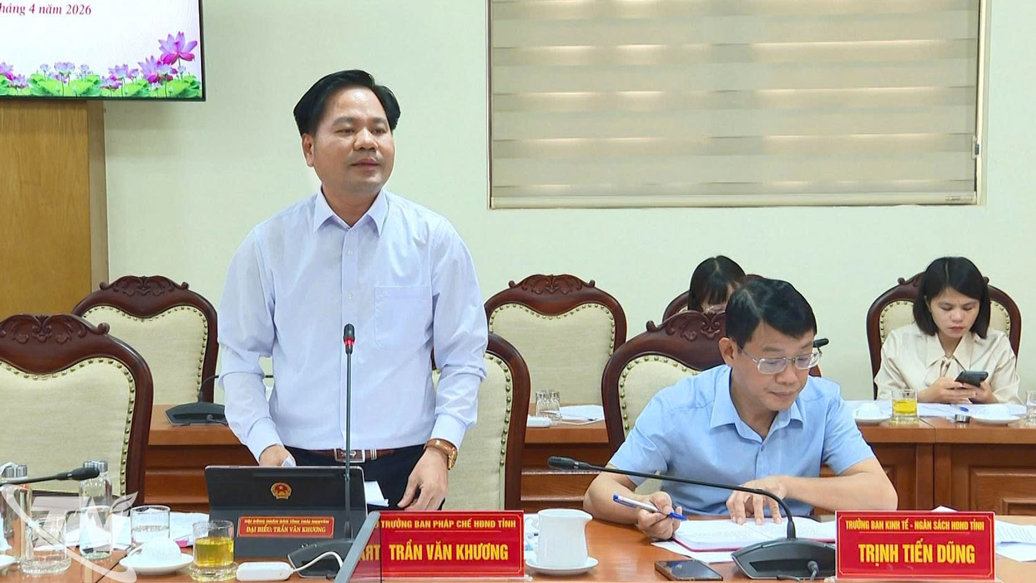 Các đại biểu thảo luận