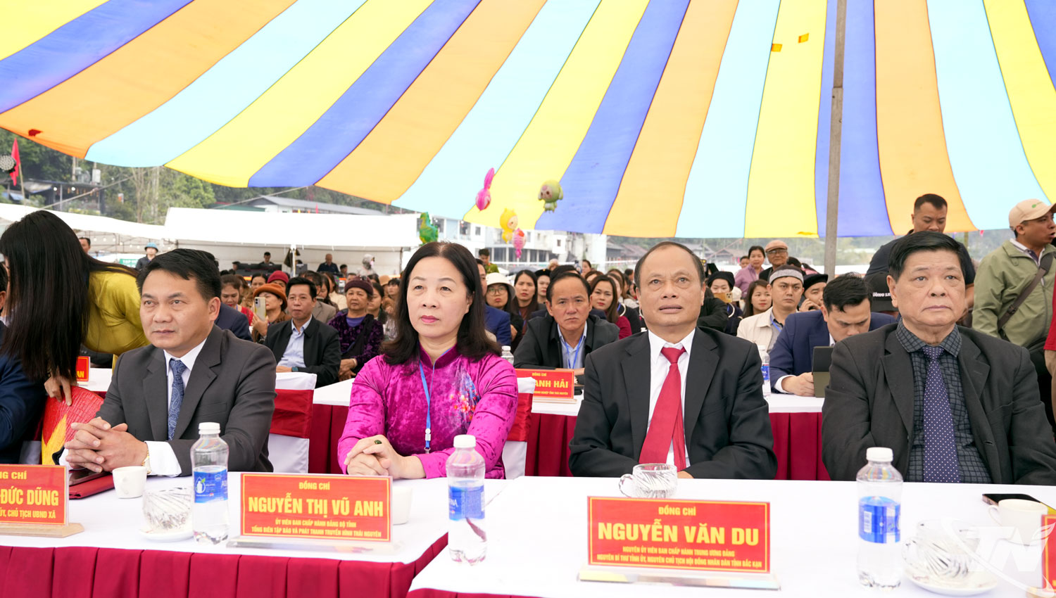 Các đại biểu tham dự khai mạc.