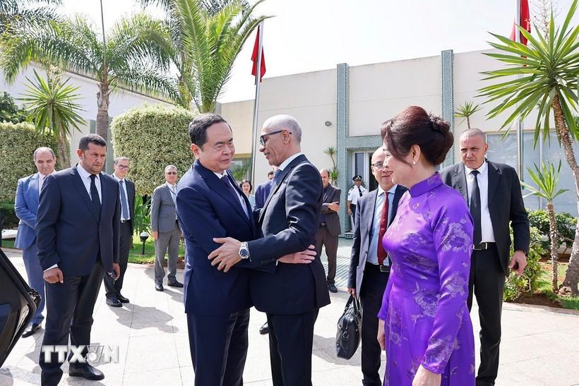 Chủ tịch Hạ viện Vương quốc Maroc Rachid Talbi Alami tiễn Chủ tịch Quốc hội Trần Thanh Mẫn và Phu nhân tại Sân bay Sale Rabat. (Ảnh: Doãn Tấn/TTXVN)