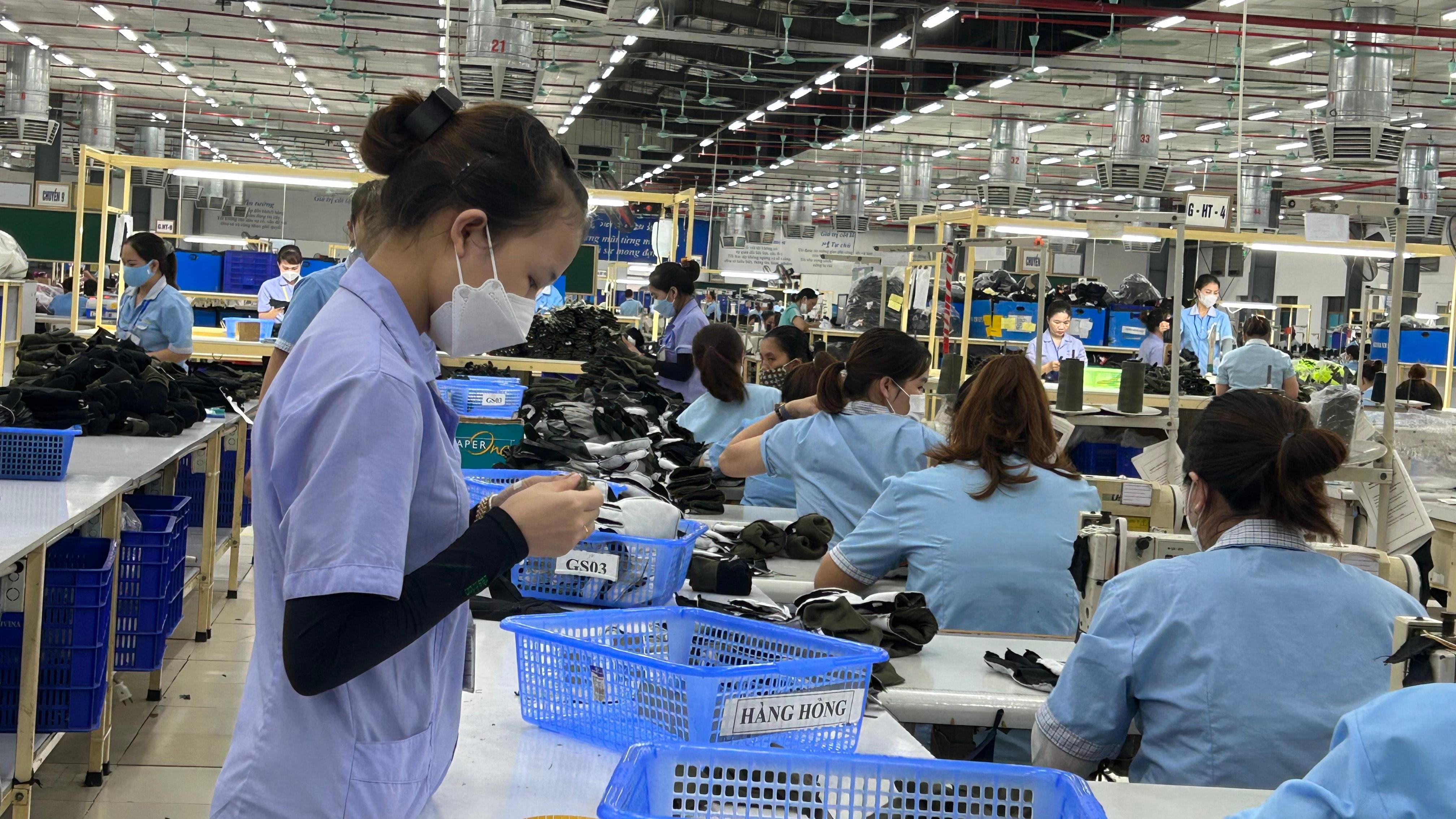 Cán bộ công nhân viên nhiều doanh nghiệp đang áp lực bởi thuế thu nhập cá nhân. Ảnh: Kim Hoa